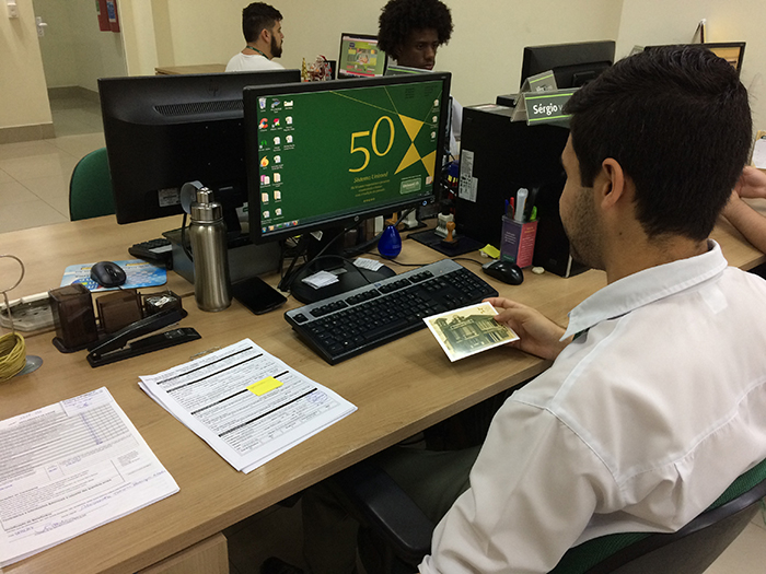 Colaboradores foram presenteados com cartões comemorativos. 