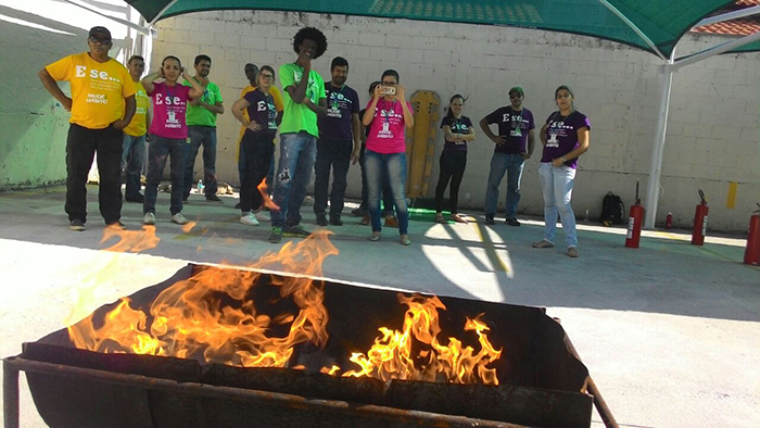 Colaboradores aguardando o início da atividade prática de combate a incêndio
