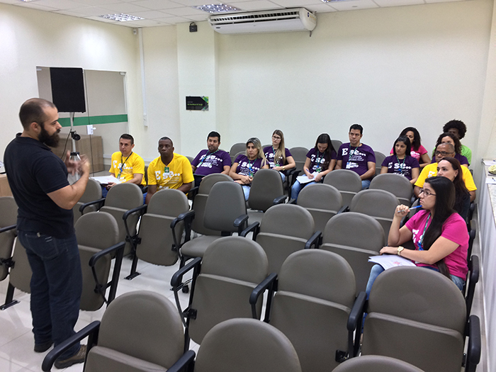 Instrutor Tiago Barbosa dá orientações aos colaboradores durante a aula teórica