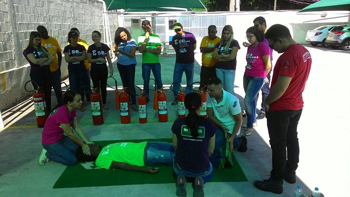 Instrutores ensinando os colaboradores como fazer os primeiros socorros a uma vítima