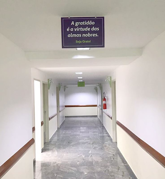 Placa exposta em um dos corredores do hospital
