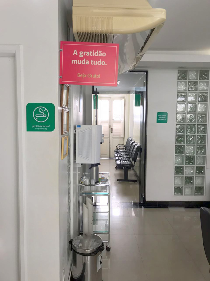 Placa exposta na recepção de Vendas