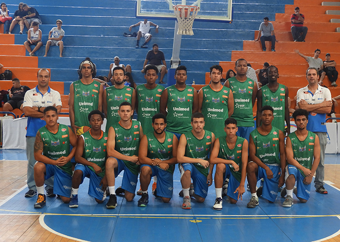 Equipe da categoria de base do Macaé Basquete