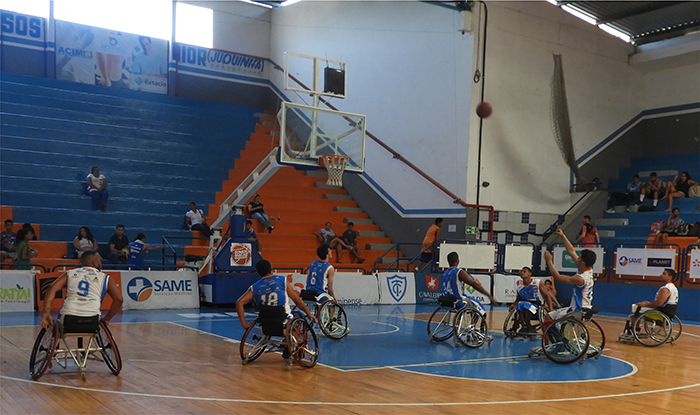 Atletas do Basquete sobre Rodas durante jogo