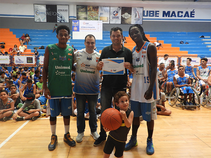 O Superintendente Administrativo recebeu o certificado dos alunos e comissão técnica