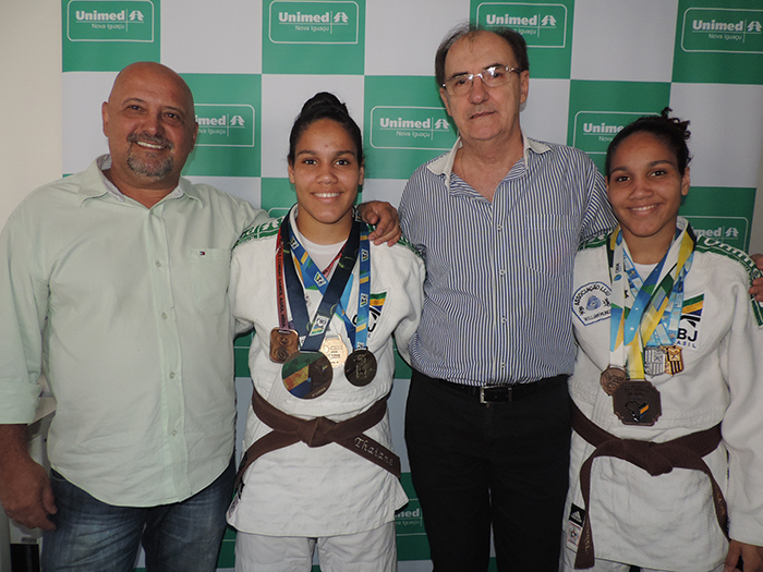 Thayane e Thayná são orgulho para a cidade junto a Diretoria 