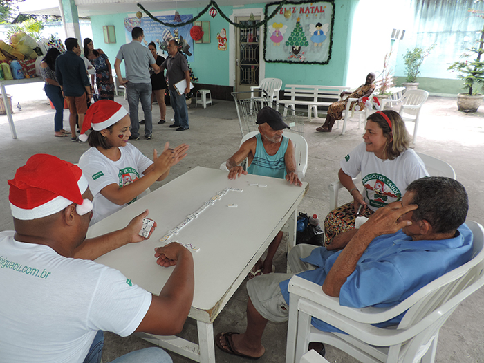 Colaboradores participam da visita solidária