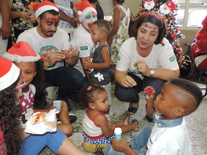 Crianças se divertem com as brincadeiras 