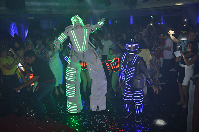 Robôs e dançarinas esquentam a pista de dança