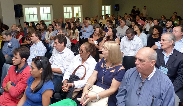 Participantes do evento se reúnem para assistir palestras e participar do talkshow