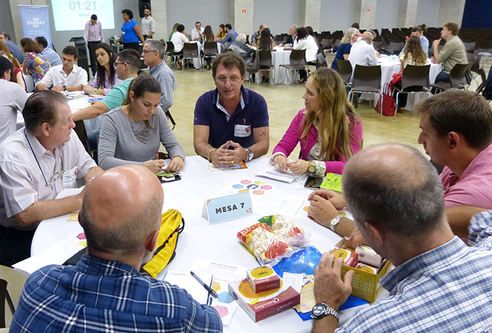 Rosana Furtado, supervisora Comercial participa de uma das sessões da rodada de negócios e apresenta aos empresários e demais profissionais os produtos e serviços da Unimed Petrópolis