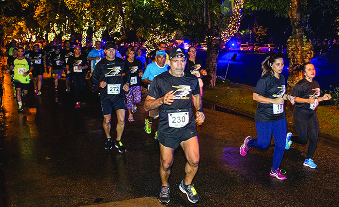 Corredores realizam o circuito noturno da primeira edição do Movimenta Unicred, projeto patrocinado pela Unimed Petrópolis