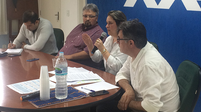 A Juíza do Trabalho, Fabrícia Gutierrez, explica o funcionamento das regras trabalhistas vigentes ao lado de Rafael Gomes e Jair Costa, vice-presidente e superintendente da Unimed Petrópolis respectivamente, e à sua direita Eduardo Vanzan, advogado trabalhista da Singular