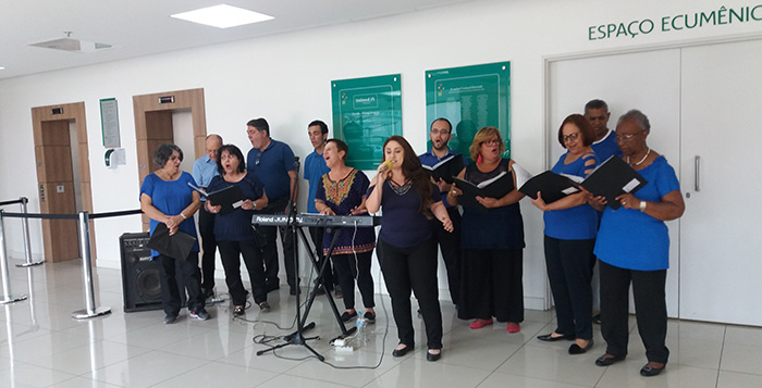 Grupo se apresentou no hall principal e no andar de internação