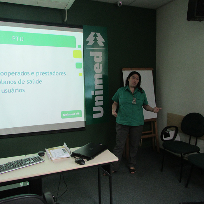 A colaboradora Eduviges Silva apresenta a rotina do setor de cadastro