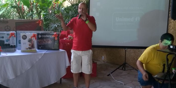 O diretor-presidente da Unimed Marquês de Valença, Oscar Silva Leite Pinto, discursa aos presentes