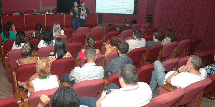 Cíntia sendo examinada pela Nutricionista Renata Freitas