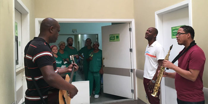 Colaboradores do Hospital Unimed Nova Friburgo com talentos musicais ajudaram no projeto