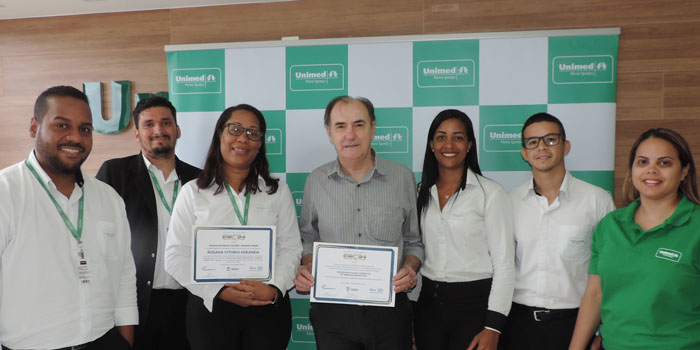 O presidente da Unimed Nova Iguaçu, Emilson Lorca, junto da equipe de Contabilidade comemoram o reconhecimento do trabalho