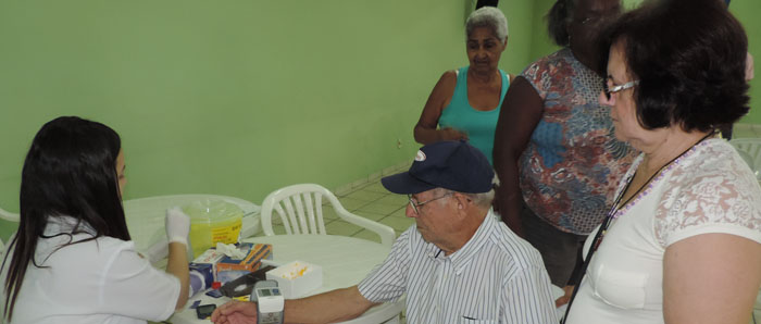   Após a palestra, idosos verificam a glicose e a pressão arterial