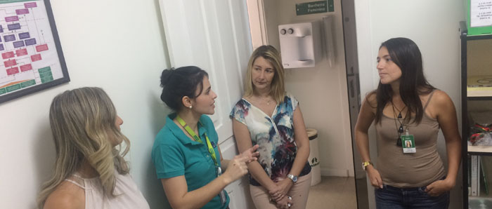  A gerente de Estratégia Comercial da Unimed Odonto, Valquíria Souza, conversa sobre as vantagens do novo plano aos colaboradores da Unimed Petrópolis