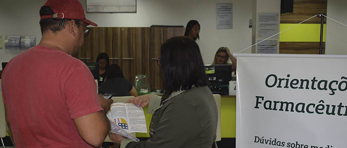  Os farmacêuticos do hospital ofereceram informações sobre medicamentos e curiosidades aos clientes