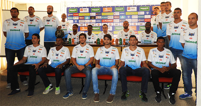 Jogadores que disputarão a Liga Ouro e equipe técnica do Macaé Basquete