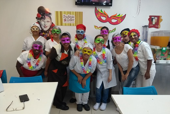 Em fevereiro, para servir o churrasco escolhido pelo Faturamento, refeitório foi decorado com tema carnavalesco