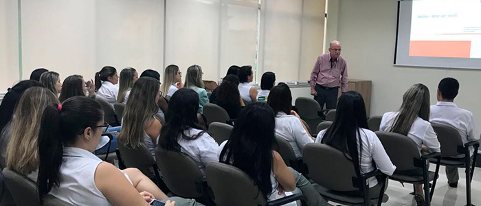 Colaboradoras da Unimed BM têm seu trabalho enaltecido pelo diretor administrativo da cooperativa, Ivan Bueno de Araújo.