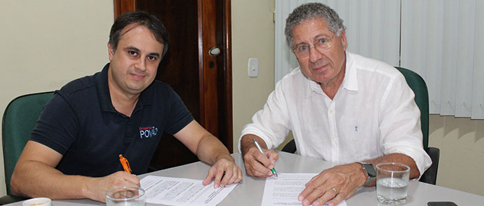   Marcelo Mazoni e Sebastião Carlos Lima Barbosa no ato da assinatura do contrato.