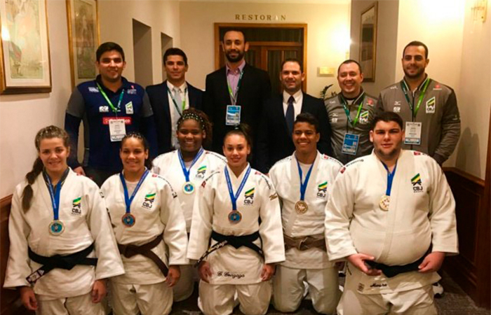 Thayane (2ª da esq. p. dir.) faz parte do grupo de elite do judô juvenil brasileiro 