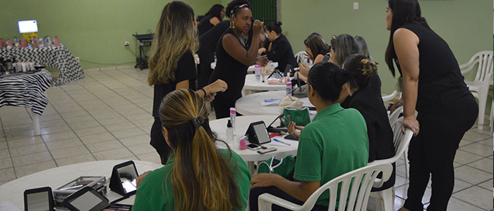 Colaboradoras recebem dicas práticas de maquiagem