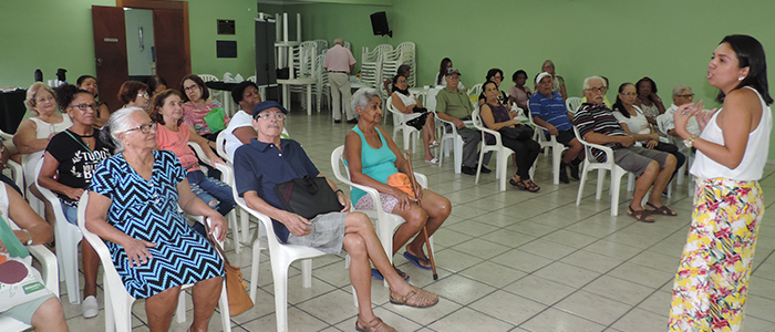 Caroline enfatiza a importância de manter amigos e família na terceira idade