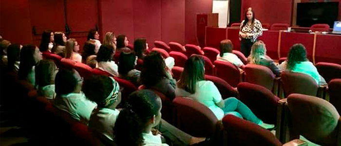 As mulheres acompanharam e interagiram com a palestrante Ana Karina 