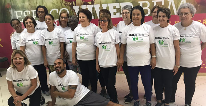 Participantes do Programa Melhor Idade com o professor de dança, Júnior Cordeiro.