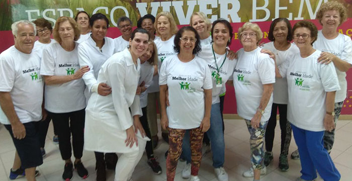 Os participantes do Programa Vida Leve do Espaço Viver Bem, ao lado das equipes do Laboratório Exame e Unimed Barra Mansa.