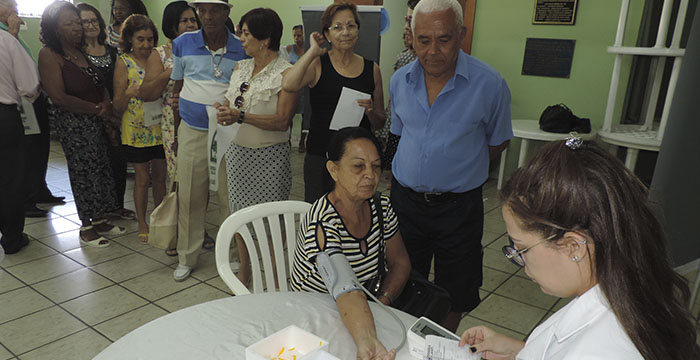Participantes verificaram a pressão arterial e a glicose 