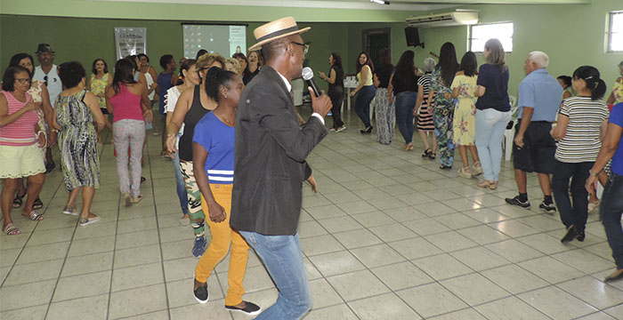  Com alegria e diversão, o dançarino Carioca conduziu o grupo