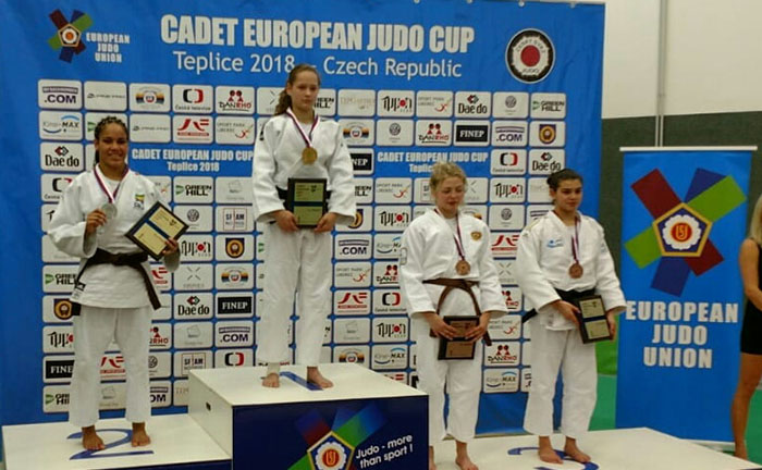   Thayane exibe a medalha e o orgulho de mais uma vitória