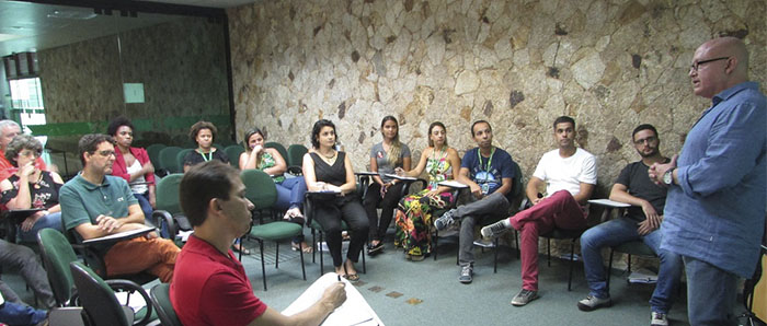  O Coaching Emílio Amorim durante o treinamento