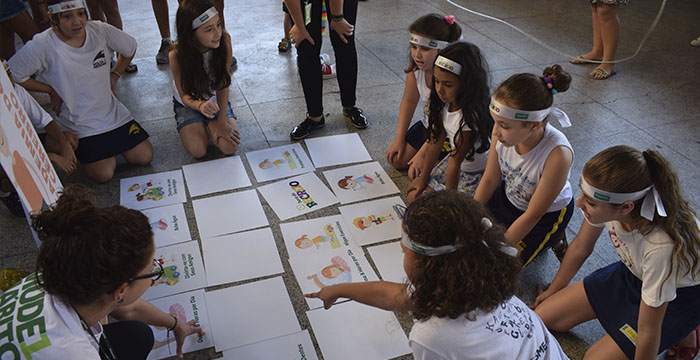   Os grupos de voluntários formados por colaboradores e cooperados se dividiram entre as escolas e instituição