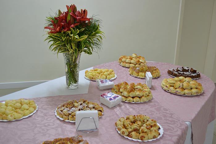 Mesa de café da manhã preparado para as mães. 