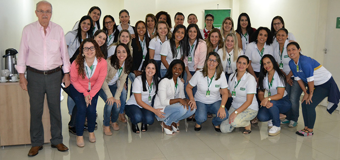 O Diretor Administrativo da Unimed BM, Dr. Ivan Bueno de Araújo, ao lado das funcionárias e da professora Viviane. 