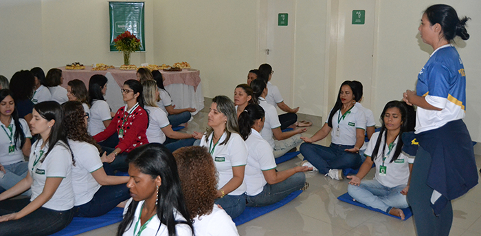 As funcionárias da Unimed BM durante a sessão de relaxamento sob a orientação da professora Viviane. 