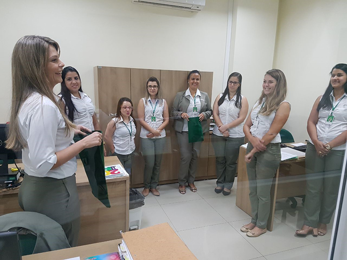 A gerente do Setor de RH, Simone Bruno, realiza o sorteio entre as colaboradoras 