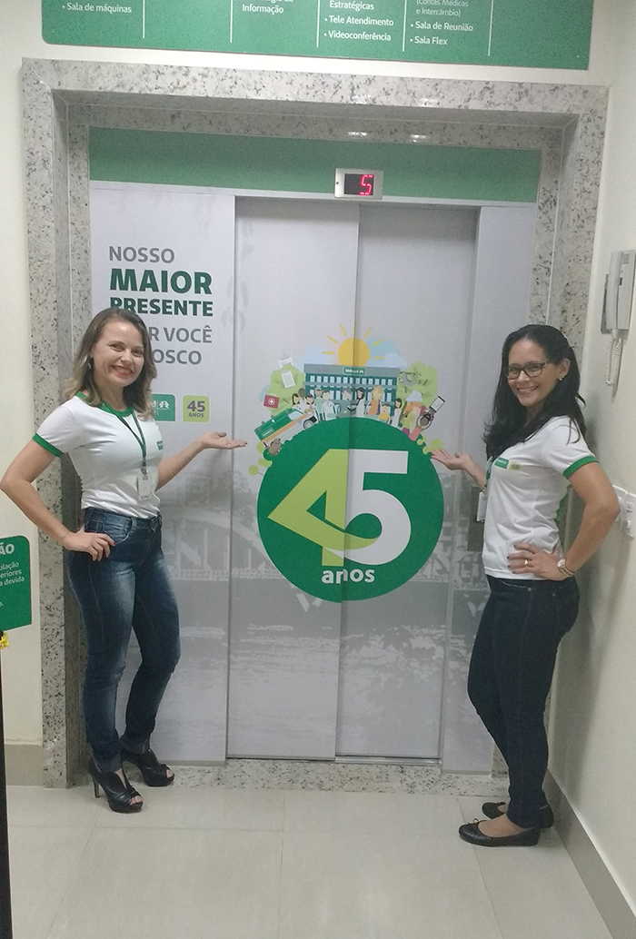 O elevador da sede administrativa personalizado com a identidade da campanha de 45 anos