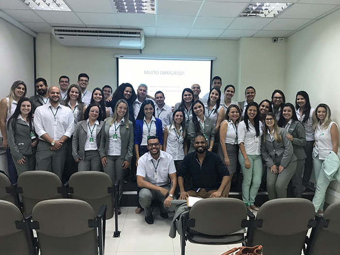 Colaboradores posam com Max Rocha, após palestra em homenagem ao Dia do Trabalhador