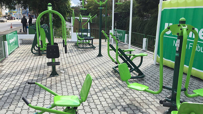 Além dos equipamentos, o projeto contemplou a reforma da praça, com novo piso, nova iluminação e gradis de proteção para os usuários
