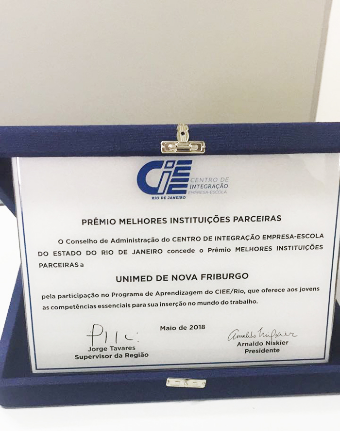 Placa recebida pela cooperativa como reconhecimento pelo prêmio conquistado