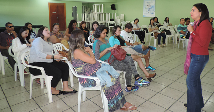 Sob o olhar atento da enfermeira Cátia, Herica aprende, usando um boneco, a dar o banho no bebê